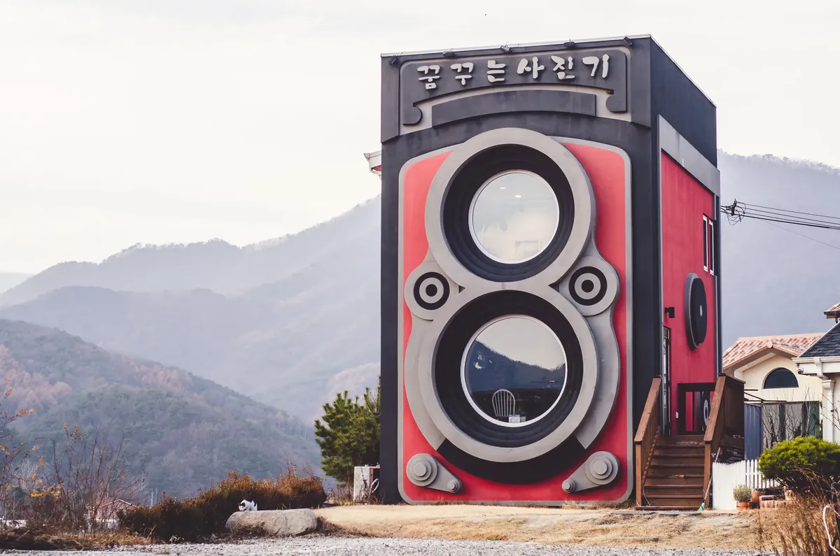 Explore this distinctive camera-shaped cafe nestled in the picturesque mountains of South Korea.