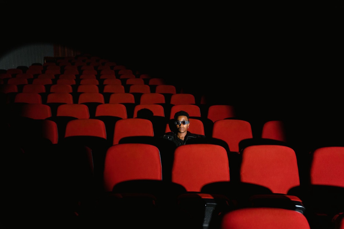 Claqueta de cine y asientos de sala de cine