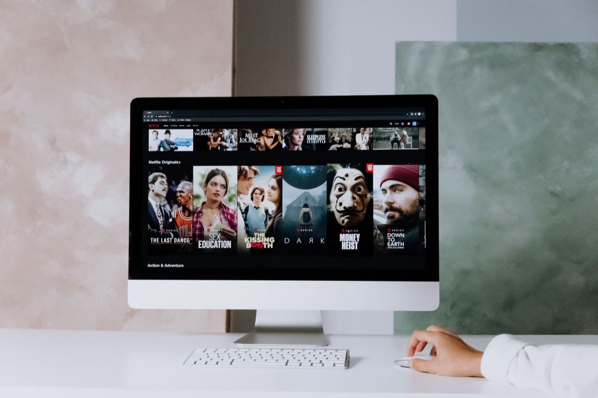 Interface de plataforma de streaming em uma tela de TV moderna.