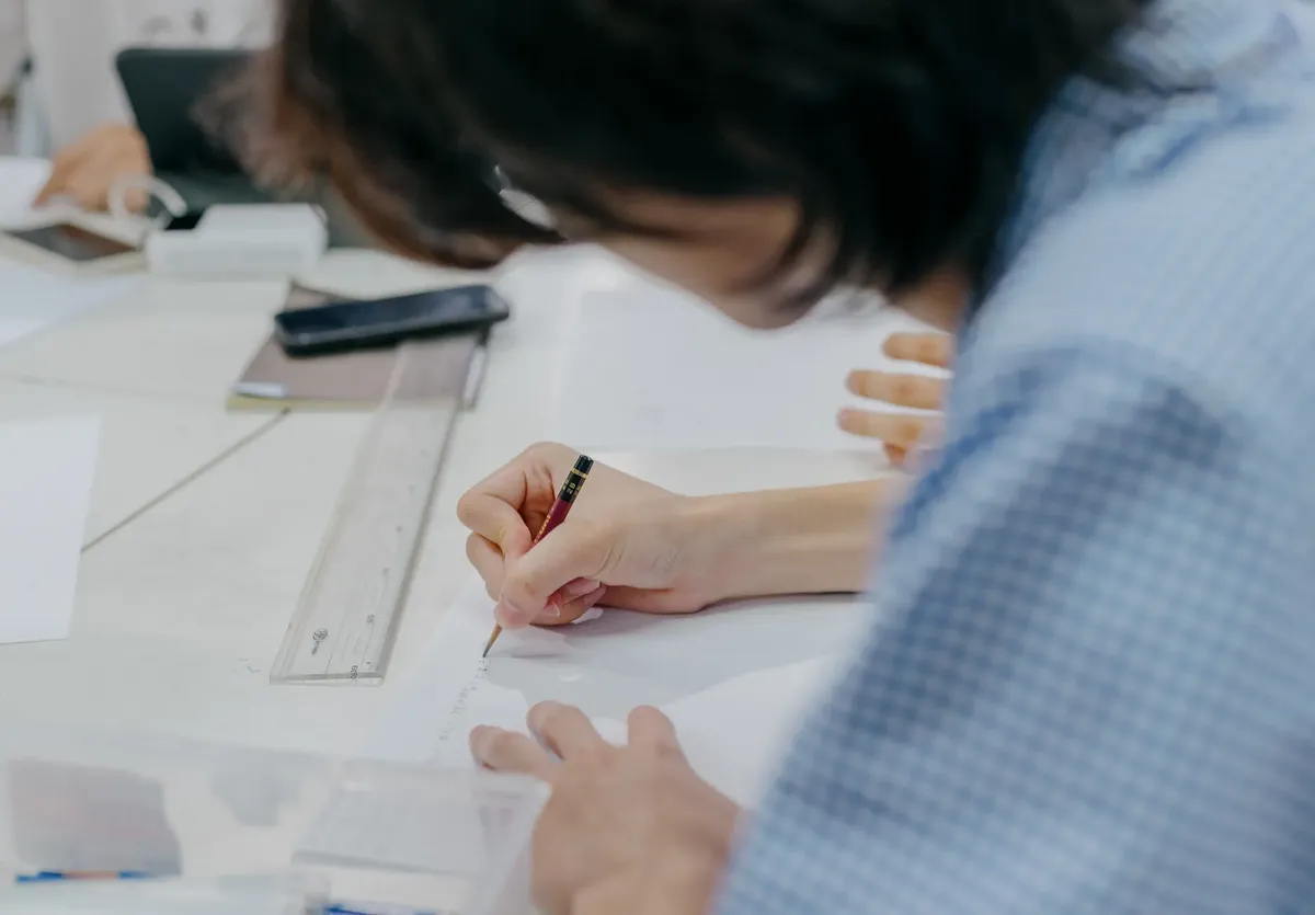学生たちが東京の教室でのアートセッション中に創造的なワークをしています。