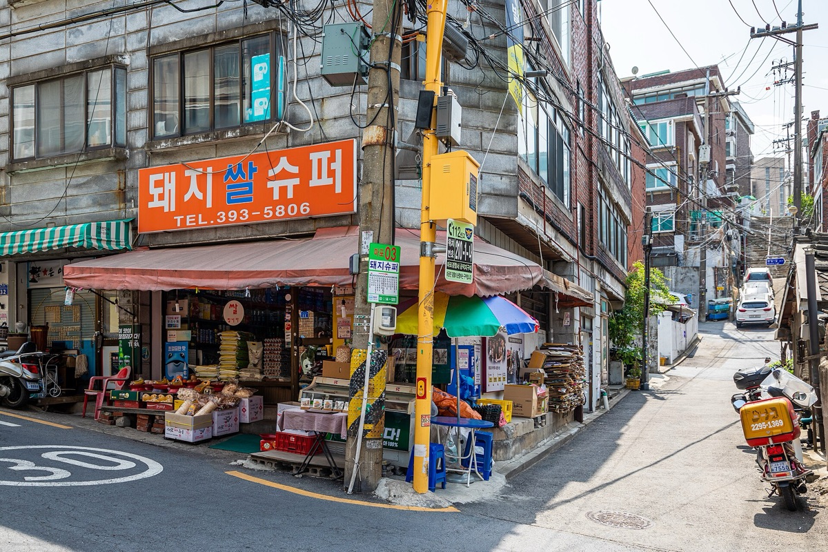 Scena iconica tratta dal film Parasite di Bong Joon-ho.