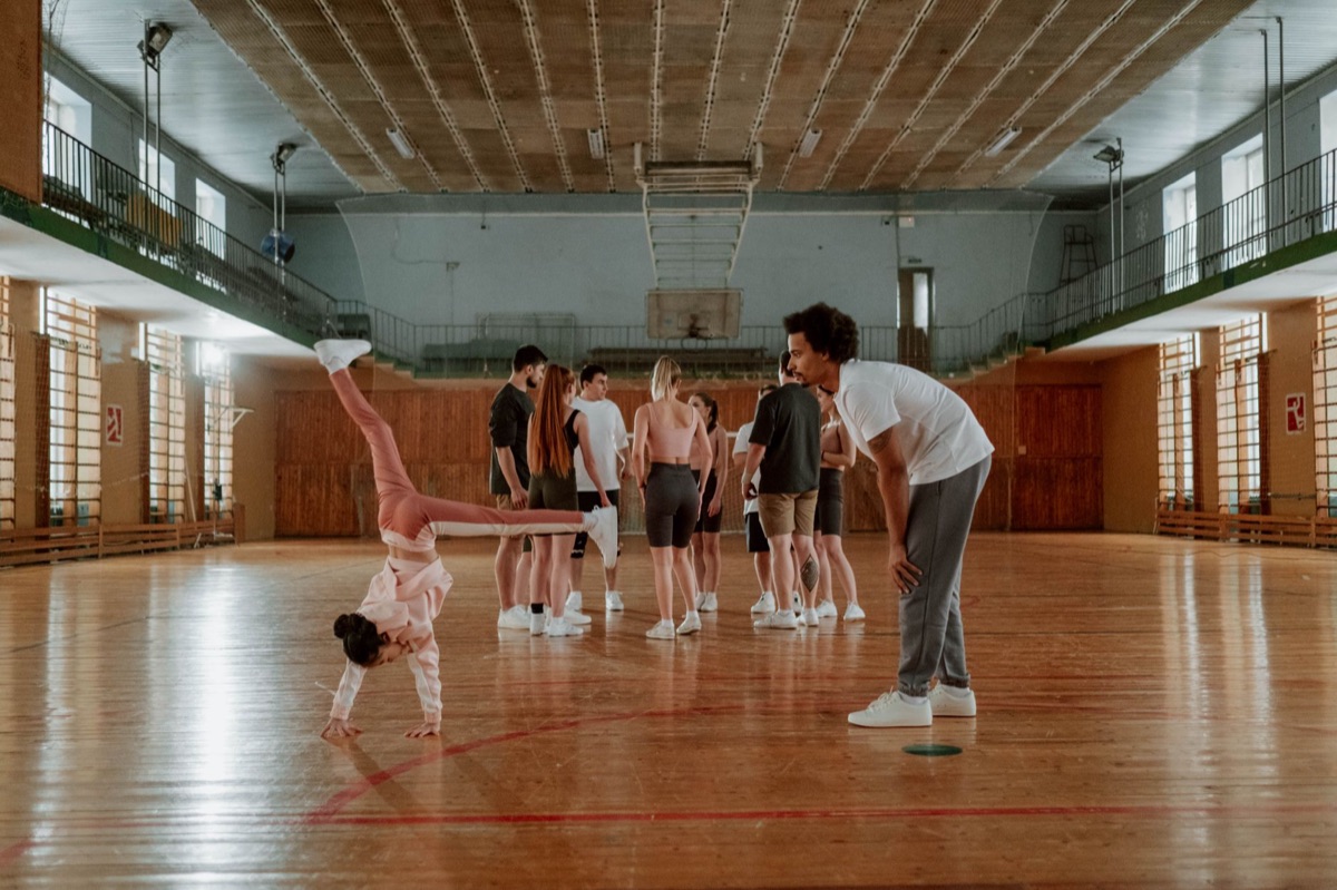 Un tableau de choreographie de stunt dans un studio de film coréen