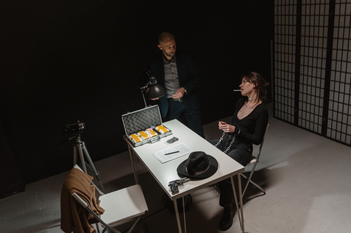 Escena de filmación con expresión intensa