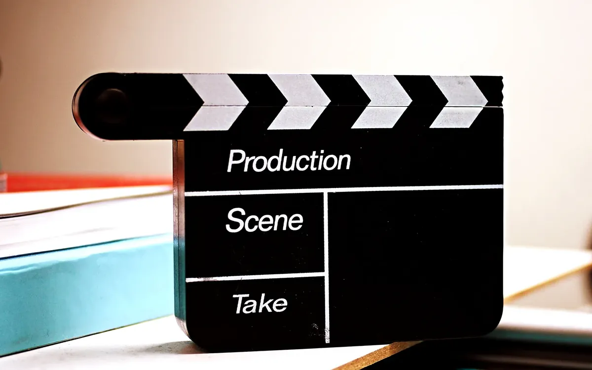 デスクの上に置かれた映画のクランプボードのクローズアップ、メディアおよび制作テーマに適している。
