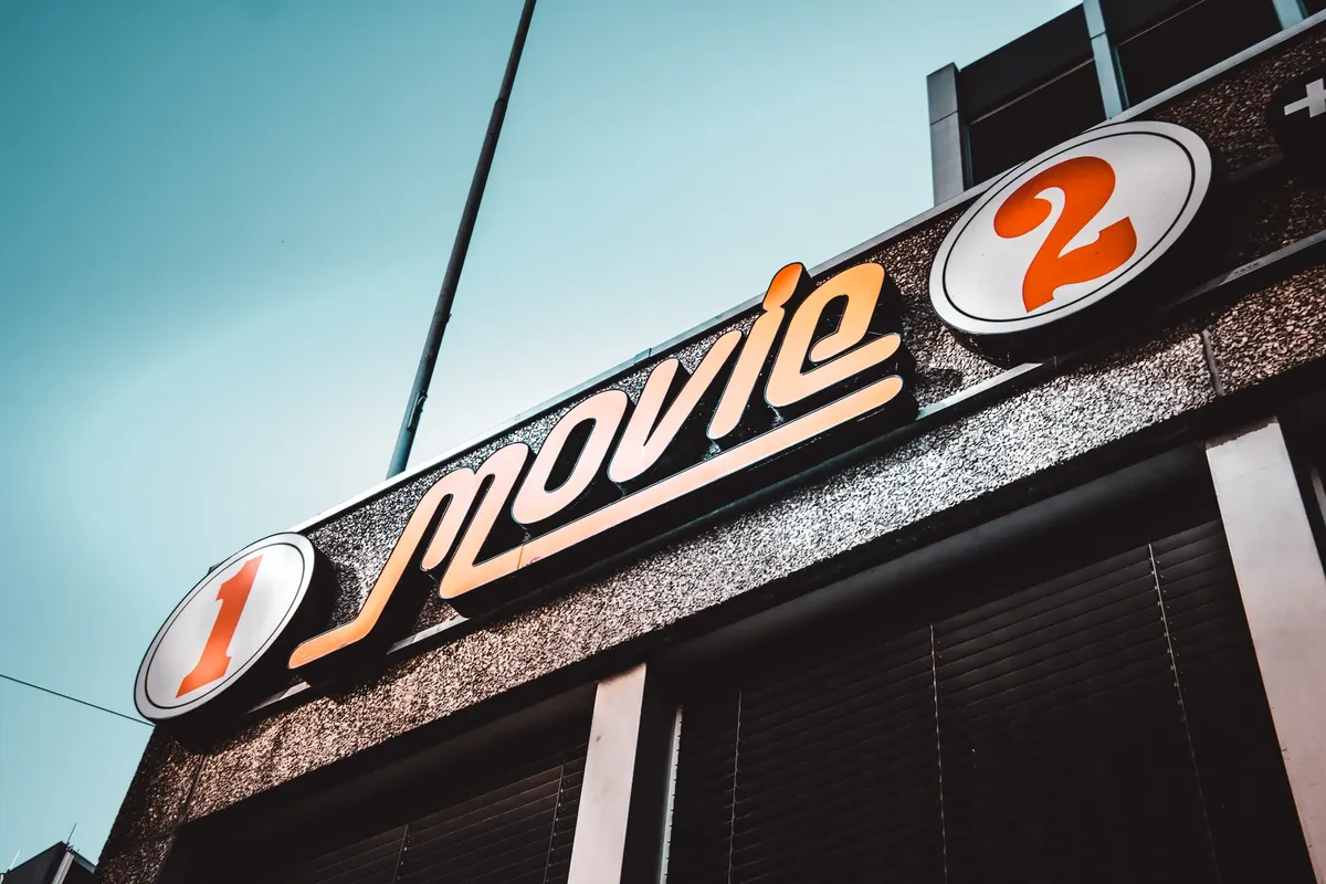 スイスバーンにあるヴィンテージ映画館のサインを低角度で撮った、晴れた青い天気の中。