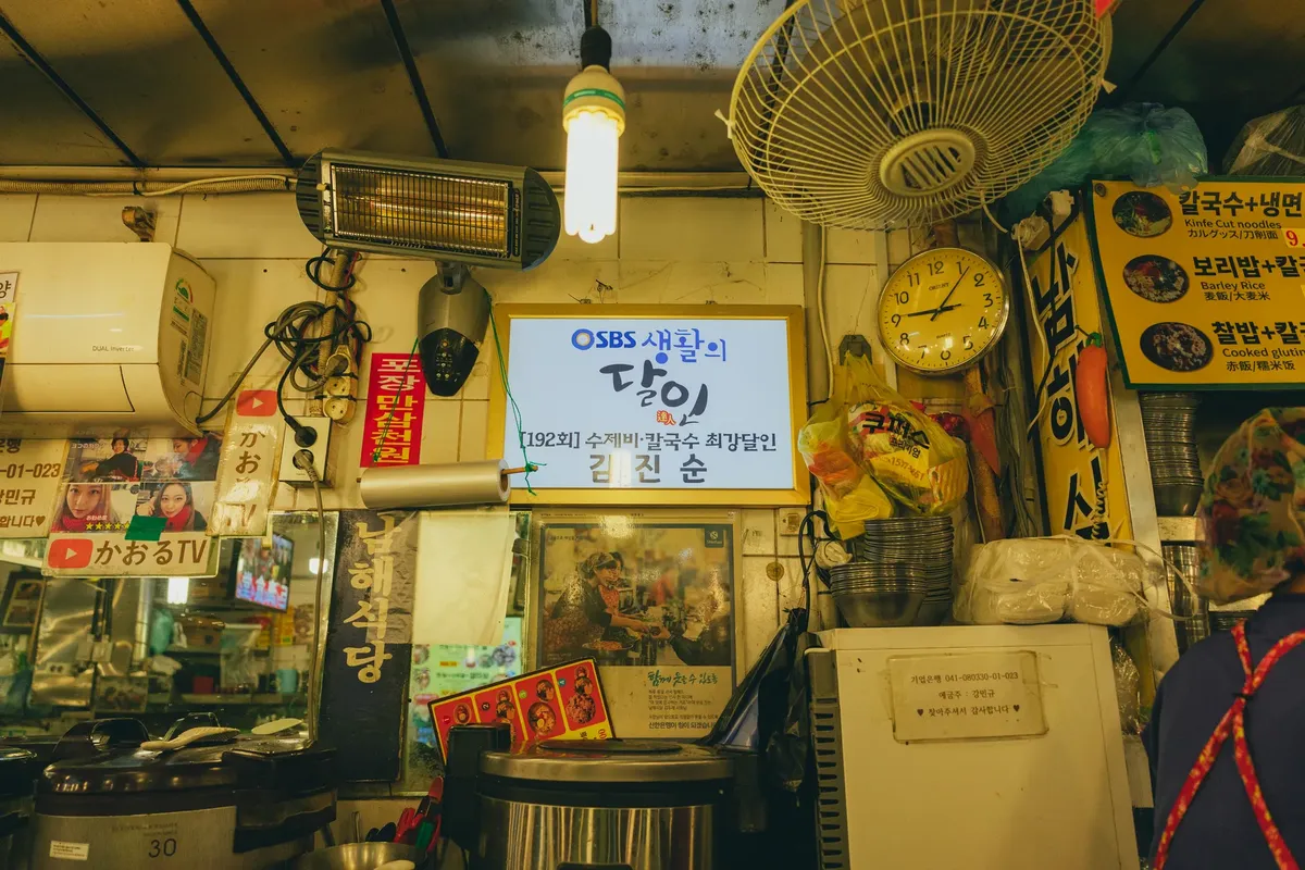 伝統的なソウル市場内の色とり丰富的シーンを展示し、韓国の文化と食文化が見える。