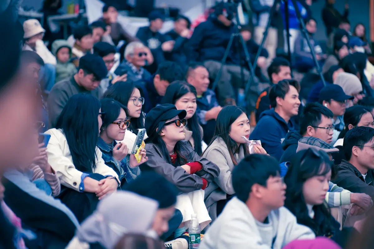 多樣的人群在公共場地參與活動，神情專注且投入。