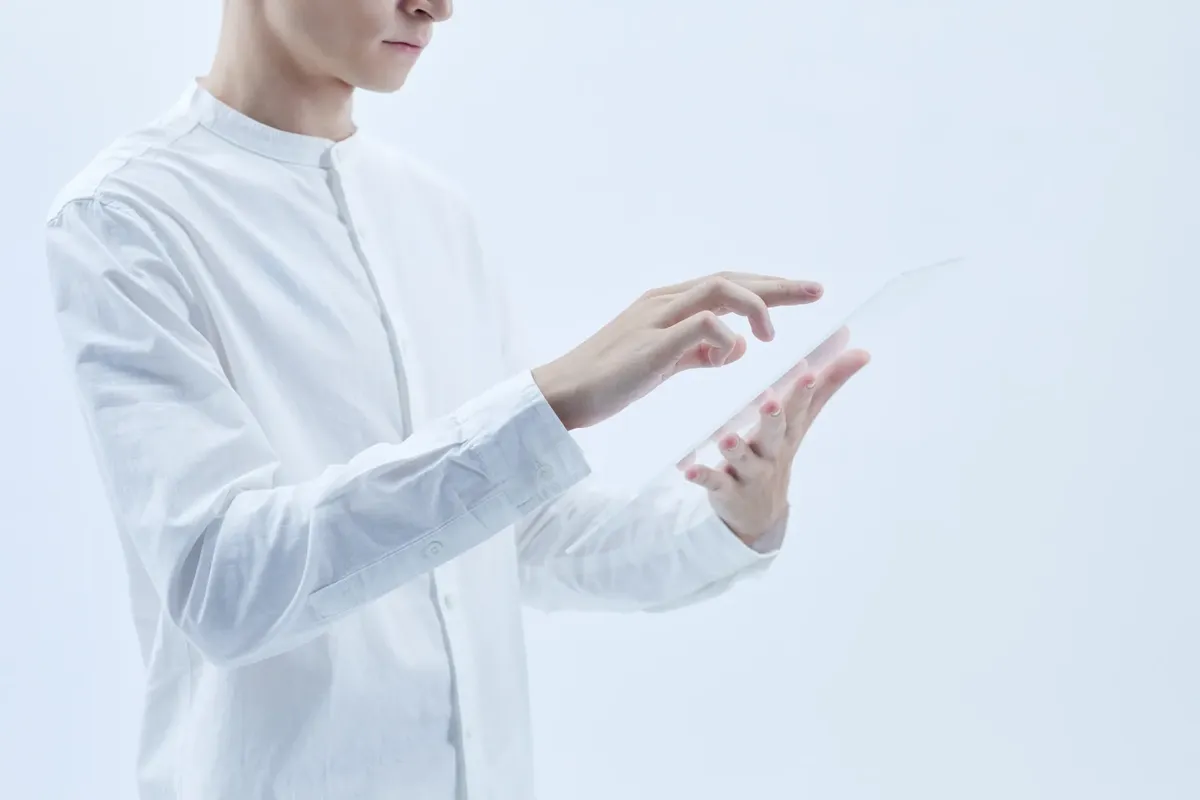人與透明數位平板互動，象徵科技與未來主義。