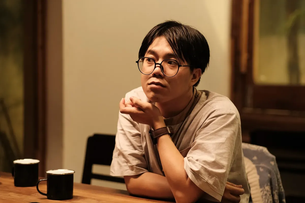 ベトナムのカフェで、自己表現を表現するための静かな瞬間。