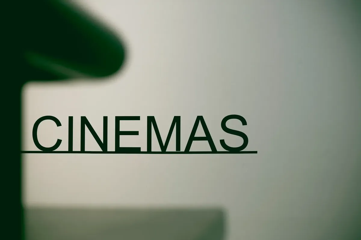 ミニマリストな映画のサインがパステルな背景に配置され、現代的な都会的な雰囲気を伝えています。