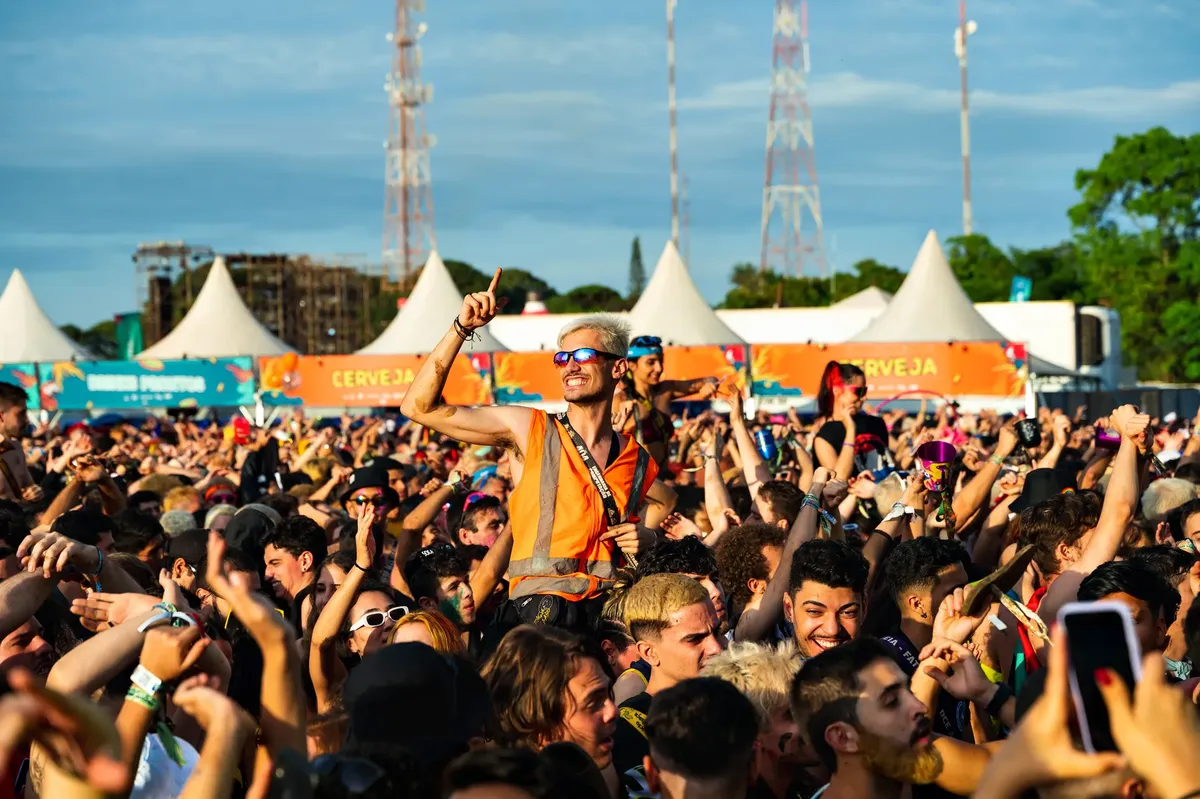 Vibrant outdoor music festival with a lively crowd enjoying live performances and summer vibes.