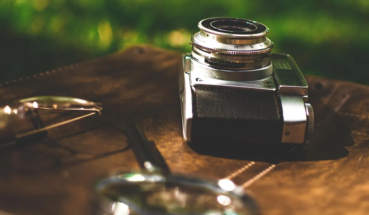 traag bewegende camera over een verlaten landschap